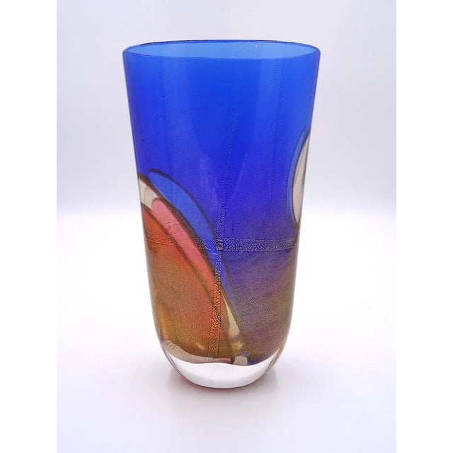 The vase in question is an elegant piece belonging to the "Carnival" collection of the well-known glassmaker Seguso...