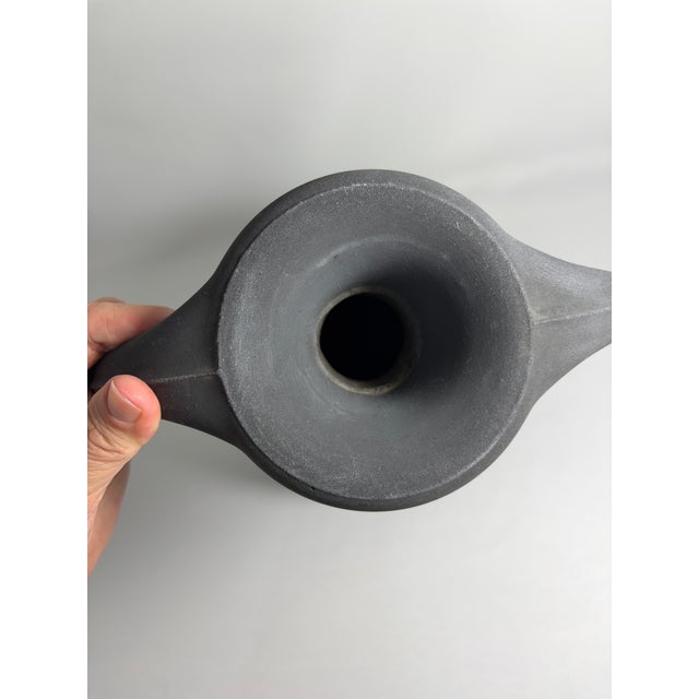 Stone Henker & Co. Art Nouveau Double-Handled Lavanite 'Anthracite' Stone Sculpted Vase 1910s -30s For Sale - Image 7 of 9