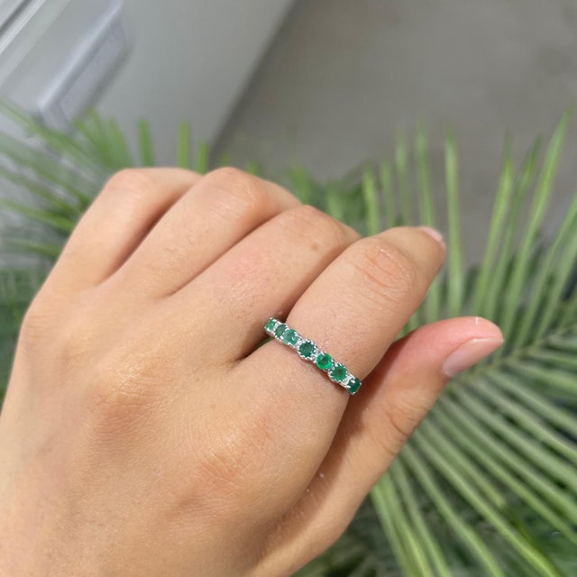 Modern Belle Round Cut Natural Emerald Half Eternity Band Ring Size 7 For Sale - Image 4 of 14
