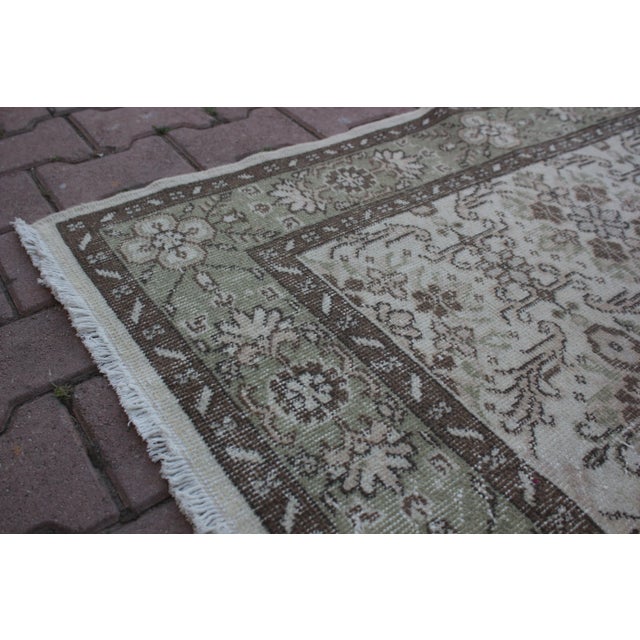 1970s 1970s Mid-Century Modern Art Deco Turkish Vintage Floral Beige Oushak Area Rug For Sale - Image 5 of 13