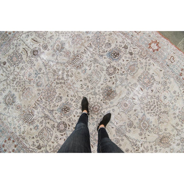 House of Séance - 1920s Vintage Large Caucasian Floral Neutral Wool Pile Hand-Knotted Rug - 9′1″ × 12′8″ For Sale - Image 4 of 11