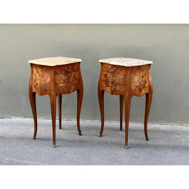 French 1940s Pair of French Louis XV Style Rosewood Side Tables Nightstands For Sale - Image 3 of 10