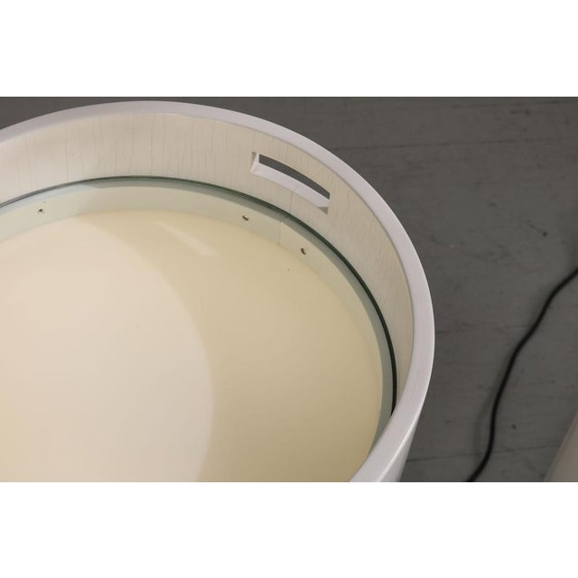 Barrel-Shaped Illuminated Tables in White Lacquered Wood with Glass Tops, 1970s, Set of 2 For Sale - Image 16 of 18