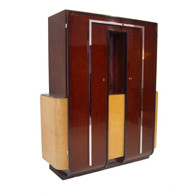 The exceptionell Italian cabinet is partly made out of an artificial veener, which was invented in the 1930s. The so...