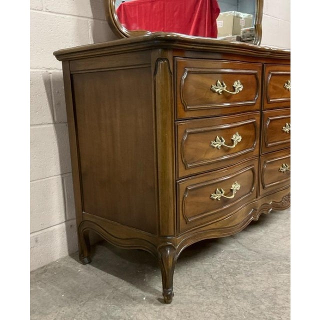 Thomasville Mid-Century Thomasville French Provincial 9-Drawer Dresser & Mirror For Sale - Image 4 of 16