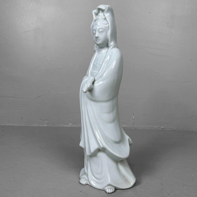 1920s Byakue Kannon Figure in White Porcelain, Hōshi, Japan, 1920 For Sale - Image 5 of 8