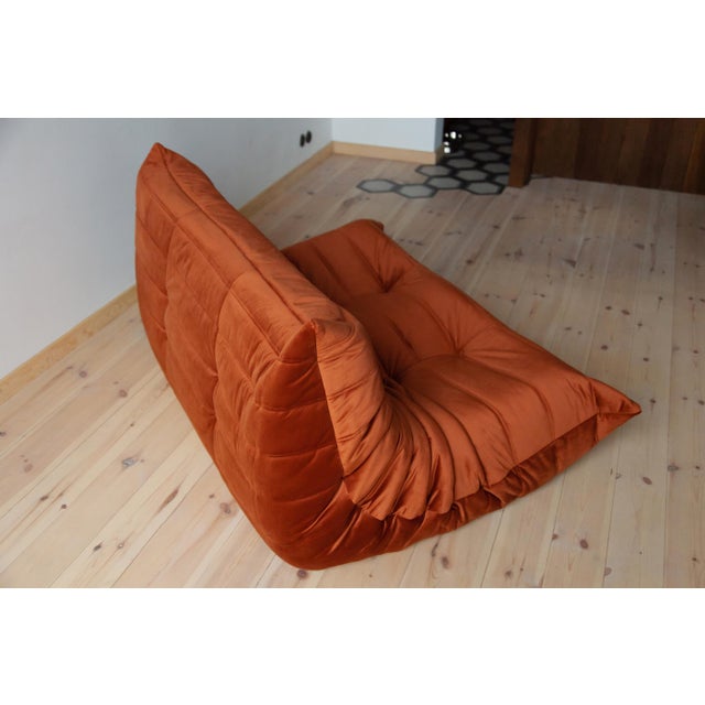 Togo Two-Seater Sofa in Amber Orange Velvet by Michel Ducaroy for Ligne Roset, 1973 For Sale - Image 6 of 7