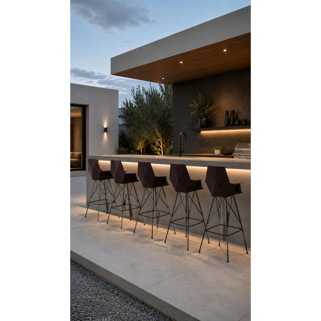 Elevate your indoor or outdoor entertaining space with this set of five Vondom FAZ bar stools, designed by renowned...