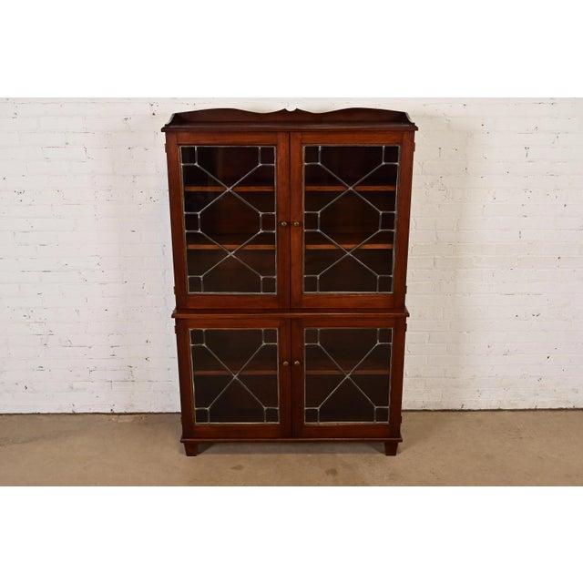 A gorgeous antique Arts & Crafts bookcase cabinet In the manner of R.J. Horner & Co. USA, Circa 1920s Carved mahogany,...