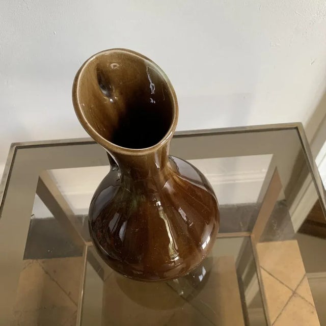 Nice vase in asymmetrical varnished sandstone. Trend of the 60s and 70s, he now finds our interiors with his modernist and...