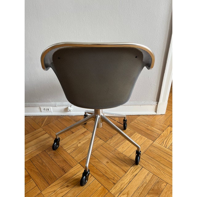 B&B Italia swivel chair with armrests and adjustable height. Designer: Antonio Citterio