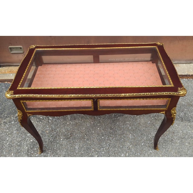 Mid 20th Century Louis XV Style Gilt Bronze Mounted Mahogany Bijouterie or Vitrine Display Table. For Sale In Washington DC - Image 6 of 18