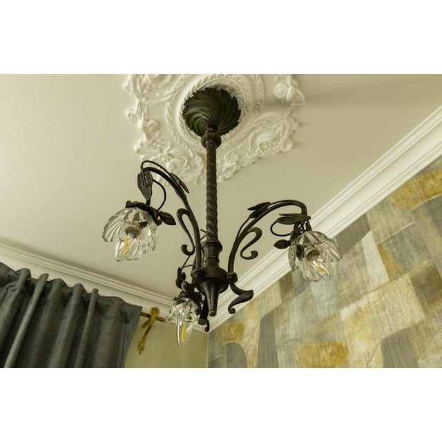 French Art Nouveau Bronze Chandelier with Clear Glass Botanical Shades, 1910 For Sale - Image 3 of 18
