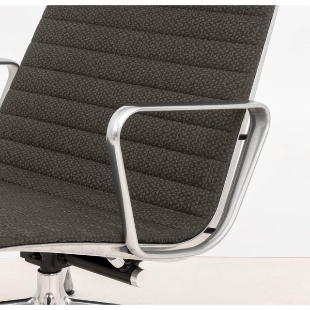 Eames for Herman Miller Ea124 Aluminum Group Chair For Sale In New York - Image 6 of 9