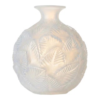 Lalique “Ormeaux” Vase, Model No. 984 For Sale