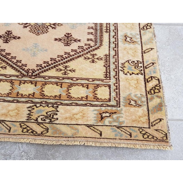 Small Pink & Brown Aztec Oushak Rug, 1960s For Sale - Image 9 of 11