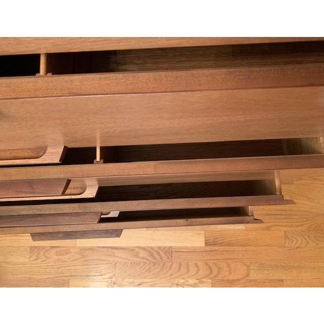 Wood 1950s Ramseur MCM Chest of 5 Drawers With Removable Glass Top For Sale - Image 7 of 18