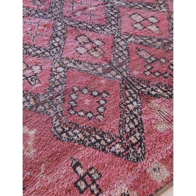 1960s Geometric Rug Diamond Design in Coral & Brown - 10.1 X 5.9 Ft For Sale - Image 5 of 9