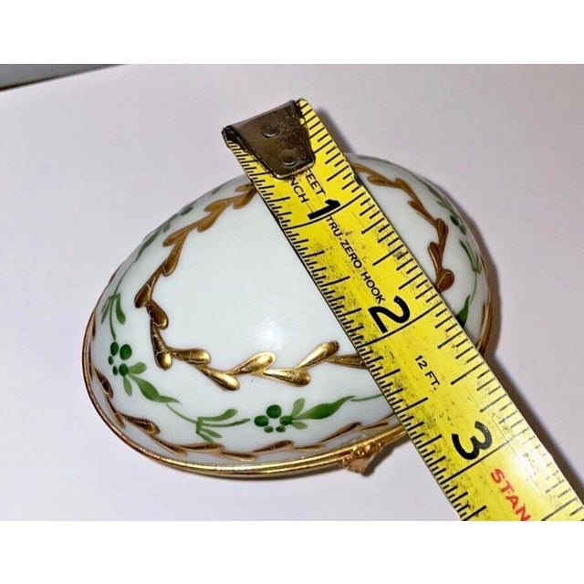 White 1980s French Limoges Porcelain Jewelry Casket With Gilt Ormolu Mounts For Sale - Image 8 of 11