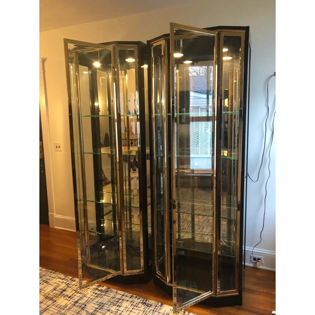 Henredon Black Lacquer and Brass Display Cabinets/Vitrines - A Pair For Sale In New York - Image 6 of 7