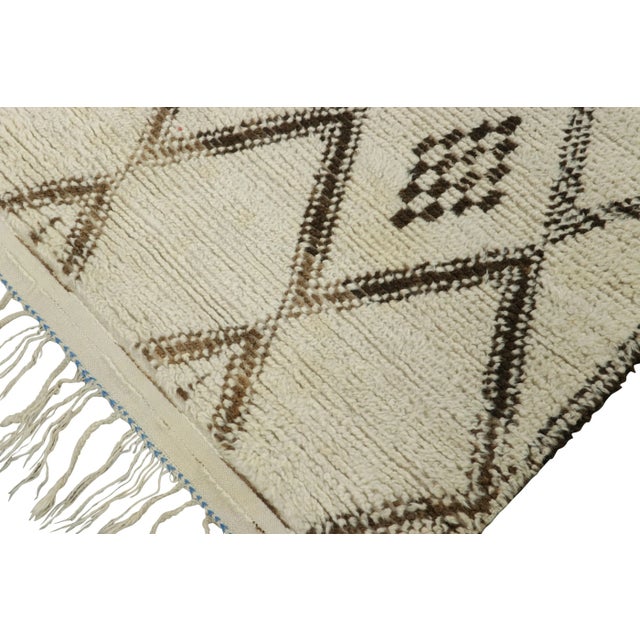 Vintage Moroccan Rug, White With Black Diamond Geometric Patterns - Rug & Kilim For Sale In New York - Image 6 of 8
