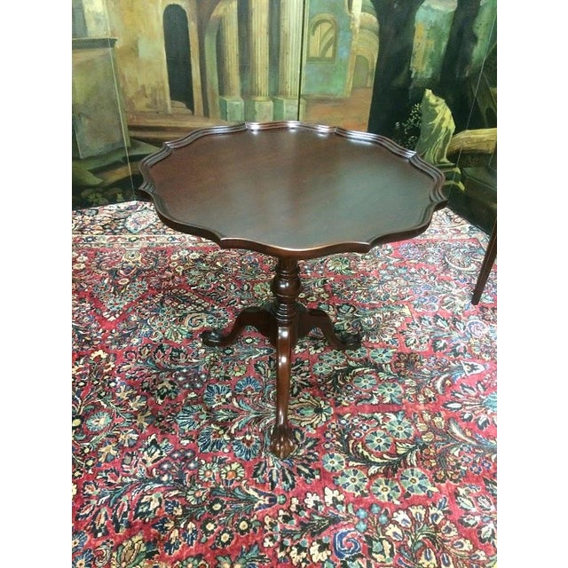 Item: Vintage Scalloped Pedestal Table in Mahogany. Age & Condition: Circa 1950. Good, refinished condition. Dimensions:...