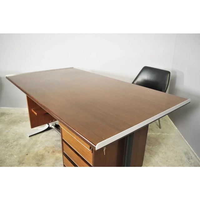 Desk set with drawers and related key, 2 chairs in black leather of which a swivel - fantoni, 60s desk: h74 x l160 x p88...
