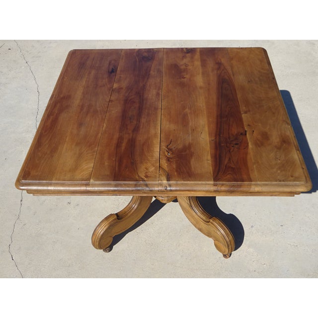 Beautiful 112cm x 112cm square Dupont-edge tabletop. The tabletop is composed of five 28mm thick solid walnut planks....