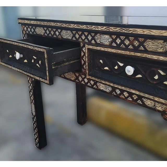Moroccan Cedar Wood Console Table with Resin Decoratif Fragments For Sale In Orlando - Image 6 of 8