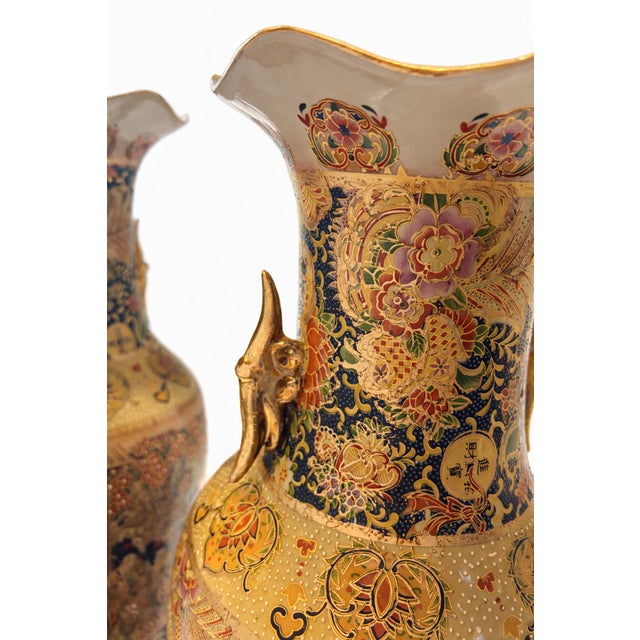Pair of 24” Chinese Export Chinoiserie Porcelain Vases With Ruffled Edge & Gilt Animal-Form Handles – Late 20th Century For Sale In San Diego - Image 6 of 11