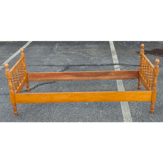 Mid 20th Century Early American Style Bobbin Maple Day Bed For Sale - Image 4 of 7
