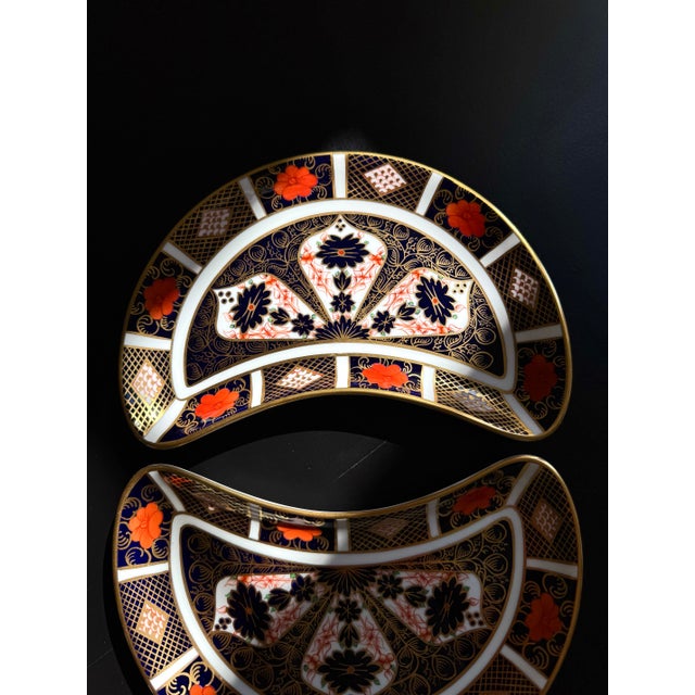 Royal Crown Derby Porcelain 1974 Royal Crown Derby Old Imari ~ Pattern 1128 ~ XXXVII ~ Crescent Serving Dish For Sale - Image 4 of 10