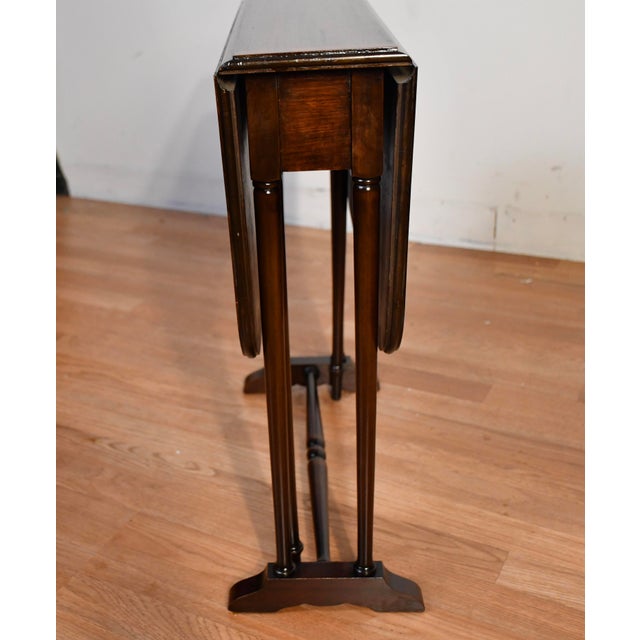 We are pleased to offer this Charming English Pembroke side / end table, from the 1920s. This table is made of Mahogany &...