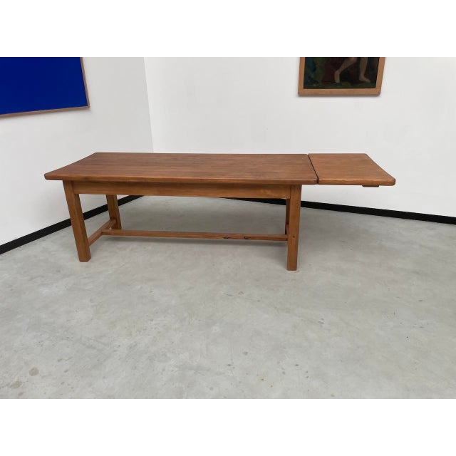 Very pretty solid pine table from the 50s, which goes from 2 meters to 250 cm in the blink of an eye thanks to its...