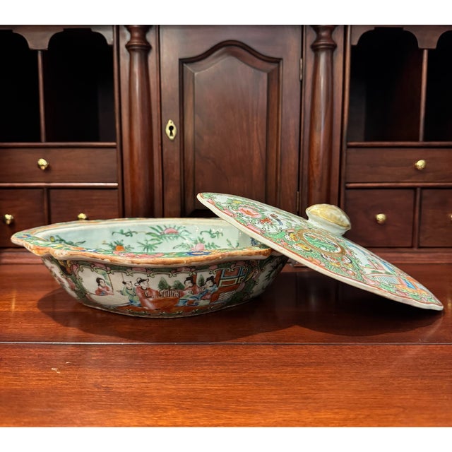 Antique Chinese Porcelain Famille Rose Medallion Tureen With Scalloped Lid For Sale - Image 12 of 15