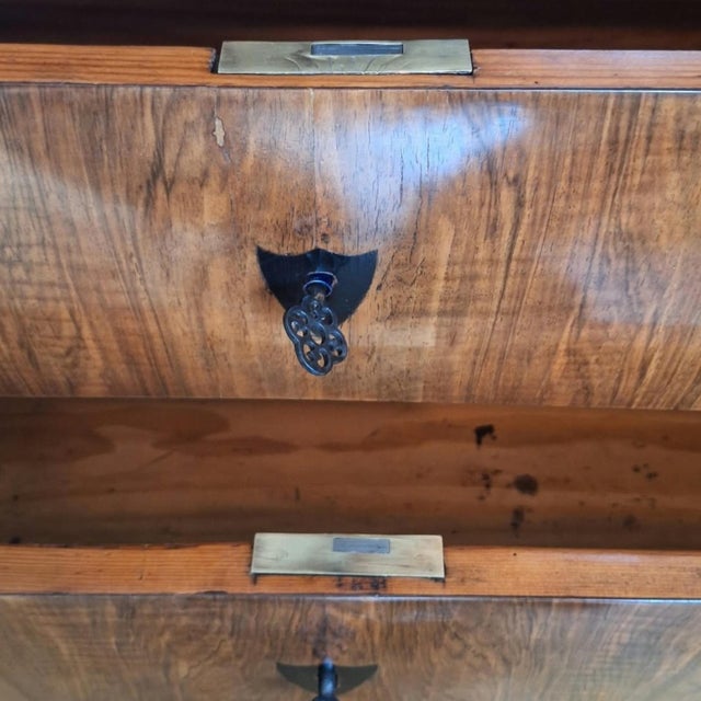 Small Biedermeier Chest of Drawers in Walnut Veneer, 1820 For Sale - Image 16 of 18