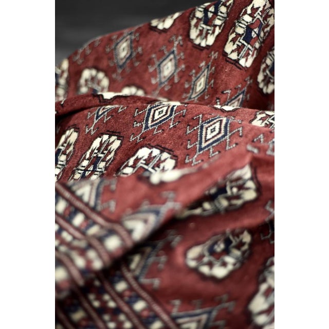 This hand-woven oriental Bokhara rug was made in Pakistan during the 1960s. Woven in the traditional way – flat technique,...