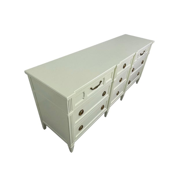 American of Martinsville American of Martinsville Lacquered Dresser in Off-White With Brass Hardware, Transitional Style, 1970s For Sale - Image 4 of 17