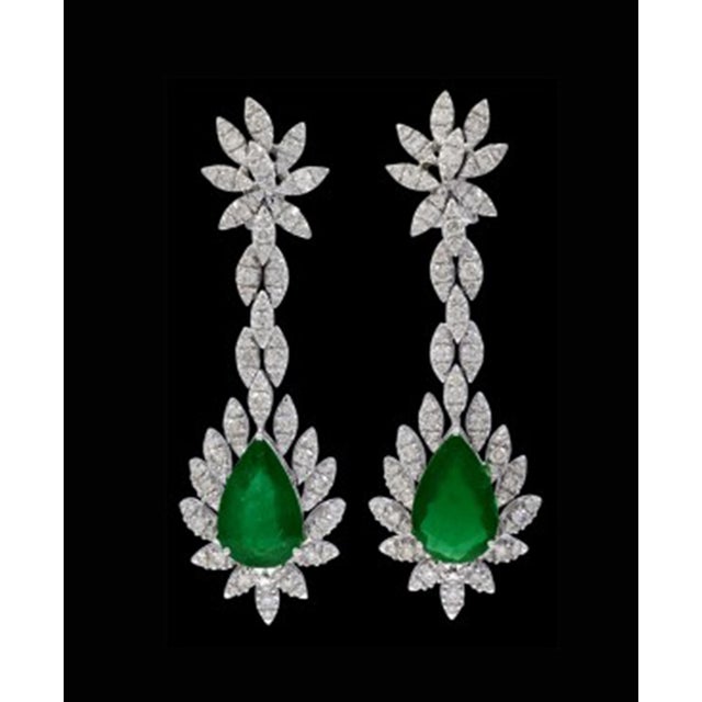 15 Carat Pear Shape Emerald Diamond Hanging/Drop Earrings 18 Karat White Gold For Sale - Image 17 of 18