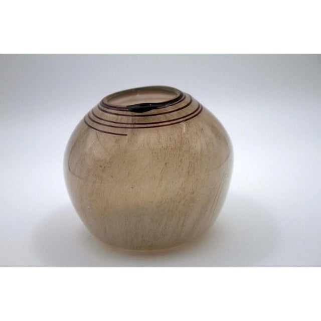 Late 20th Century Willem Heesen Contemporary Earth Toned Art Glass Vessel with Swirl Line Design For Sale - Image 4 of 7