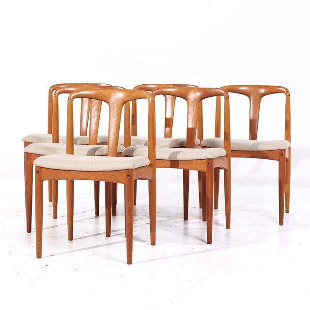 Mid-Century Modern Johannes Andersen for Uldum Mobelfabrik Mid Century Teak Juliane Chairs – Set of 6 For Sale - Image 3 of 11