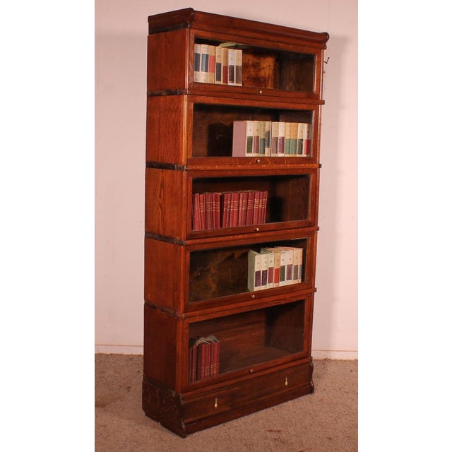 Elegant Globe Wernicke London oak bookcase from the late 19th/early 20th century, England, featuring five sections and a...