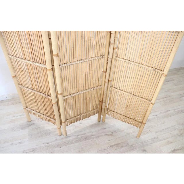 Very nice vintage 1980s Italian bamboo screen completely hand-woven. Particularly linear shape. In perfect vintage...
