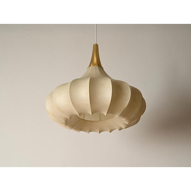Marvelous and unique large mid-century bell-flower shaped cocoon pendant in resin and brass. This gorgeous ceiling lamp...