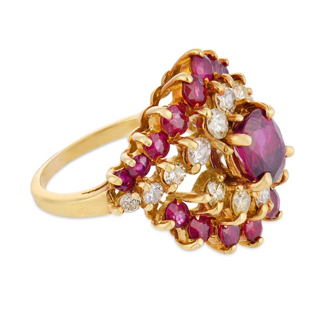 Vintage Gia 1.50 Carat Ruby Diamond 18k Yellow Gold Cluster Ring, Size 7.5 For Sale - Image 4 of 6