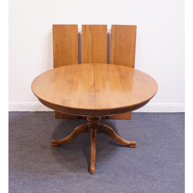 Thomasville Furniture Post Road Collection Solid Hard Rock Maple Colonial Early American 85" Pedestal Dining Table 750-64 For Sale - Image 9 of 13