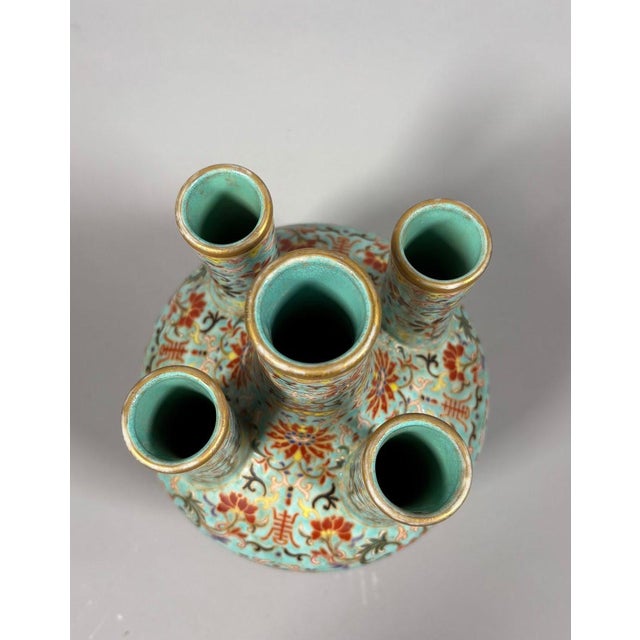 Ceramic China, 20th century. Famille rose porcelain vase on a turquoise background. Republican period (1912-1949). For Sale - Image 7 of 7