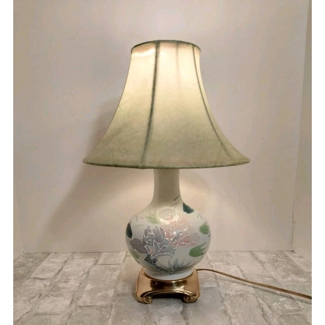 1990s Vintage Ethan Allen Chinoiserie Style Floral Porcelain Table Lamp For Sale - Image 5 of 8
