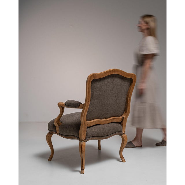 This piece presents as a dining chair, distinguished by taupe/gray fabric upholstery, brass nailhead trim. Originating in...