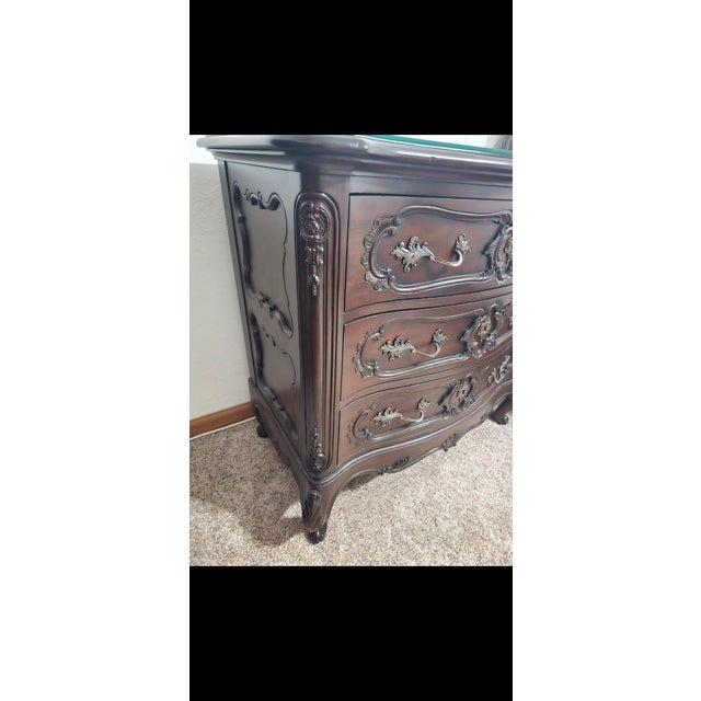Pristine Henredon Queen 8 Piece Set French Provincial Bedroom Suite For Sale - Image 17 of 18